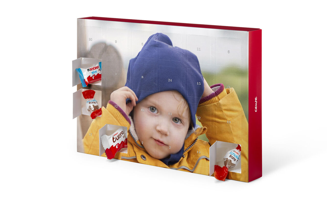 Adventní kalendář s otevřenými okénky plný čokoládiček