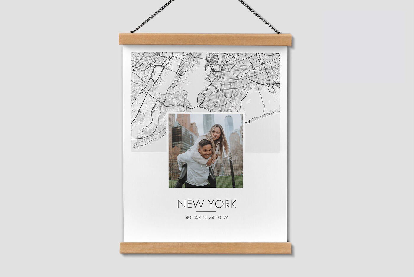 Kreativní nástěnné umění s mapou New Yorku kombinovanou s osobní fotografií.